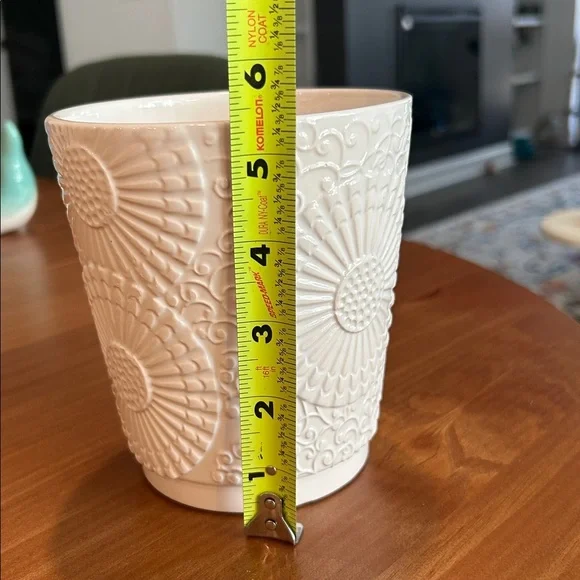 🌻 Lightweight White flower pot with floral design - Picture 6 of 6